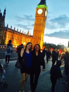 clara-loosen-und-arbeitskollegen-vor-dem-big-ben-auf-der-westminster-bridge