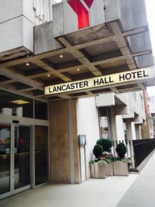 haupteingangfassade-des-lancaster-hall-hotels