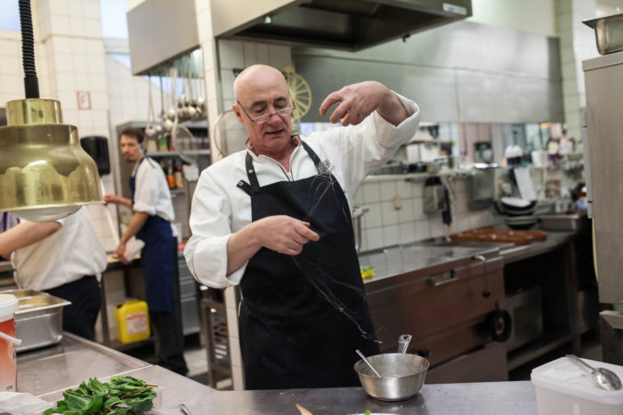 ALvis Restaurant Berlin Mitte - Wolfgang Kanow bei der Herstellung von Zuckerfäden für das Kochbuch