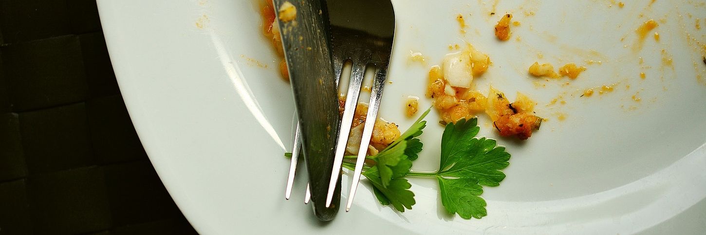 Fertig gegessenes Fertig gegessener Teller