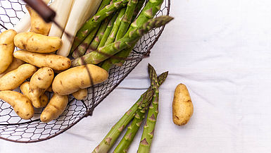 Frischer Spargel und Kartoffeln Frischer Spargel und Kartoffeln