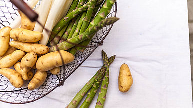 Frischer Spargel und Kartoffeln Frischer Spargel und Kartoffeln