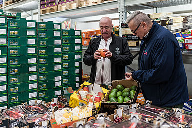 Wolfgang Kanow kauft frische Zutaten Wolfgang Kanow kauft frische Zutaten