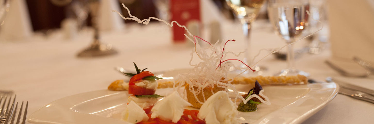 Dekorierter Tisch ALvis Restaurant Berlin Kreative Deko